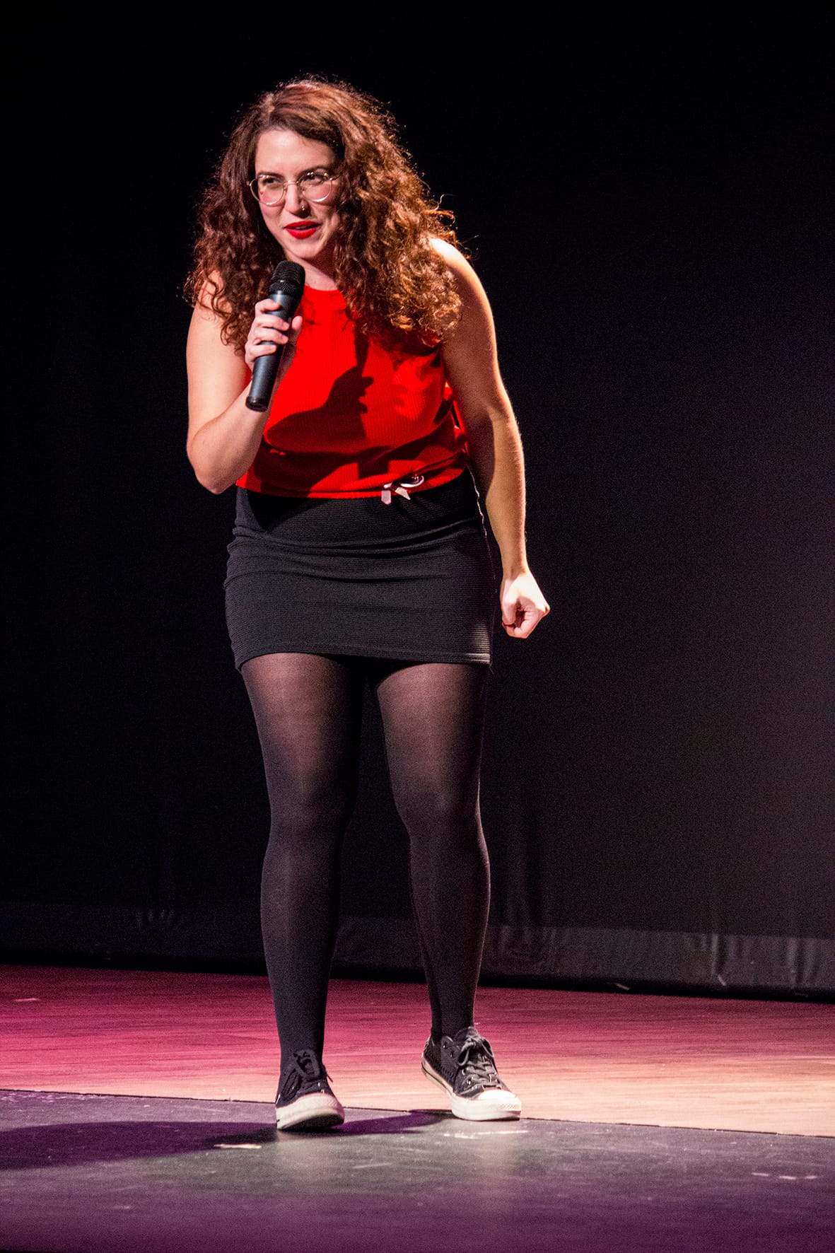 Irene Francolí con micrófono sobre el escenario