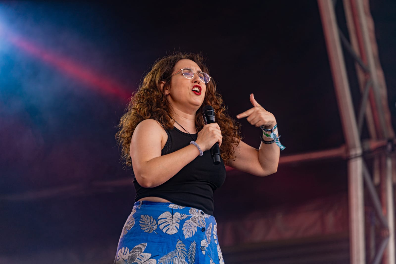 Irene Francolí actuando con micrófono