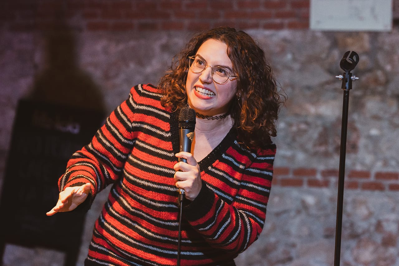 Irene Francolí riendo durante una actuación