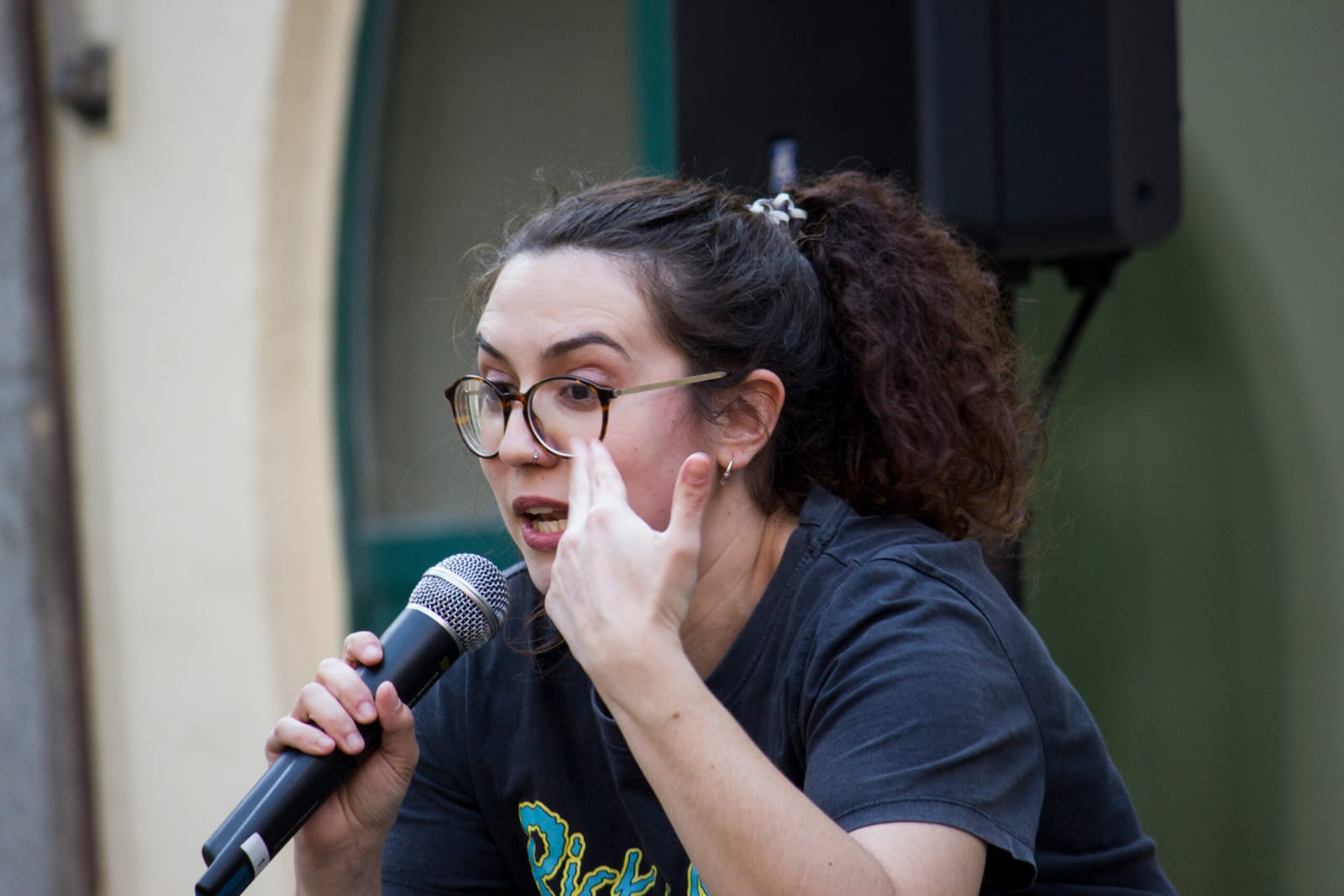 Irene Francolí señalando su ojo